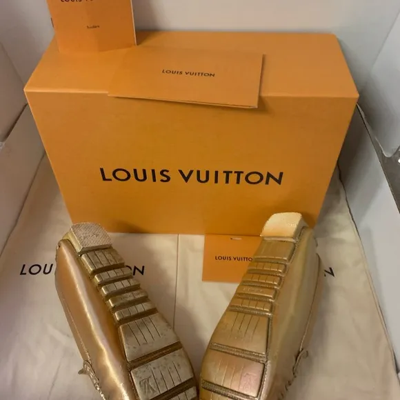 Louis Vuitton Gold flat Loafers 36