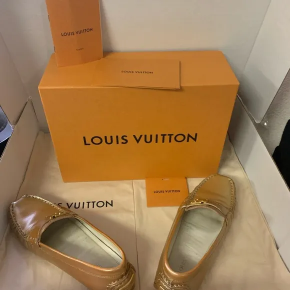 Louis Vuitton Gold flat Loafers 36