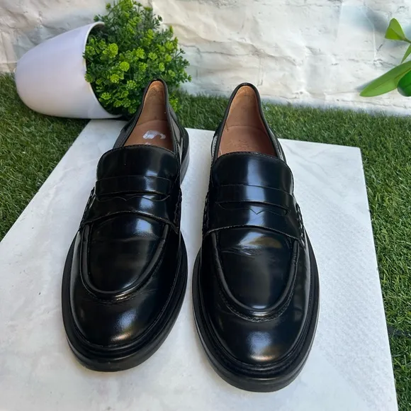 MadswellThe Vernon Loafer$158COLOR True Black women size 8 gently used