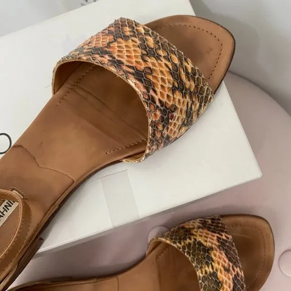 Manolo Blahnik Apollaclo Camel Flats Size 9.5
