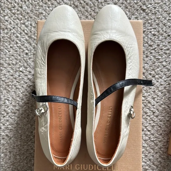 Mari Giudicelli Elisa off-white leather ballet flat size 38 like-new with box