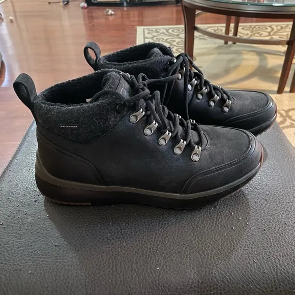 Men Ugg Olivert Waterproof Hiking Boots Size 7 black leather wool fleece lace up
