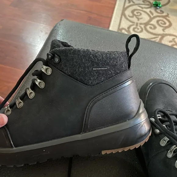 Men Ugg Olivert Waterproof Hiking Boots Size 7 black leather wool fleece lace up