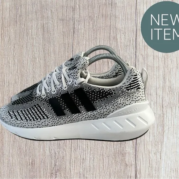 Men’s Adidas Swift Run 22 Gray Black Trainers Running Shoes, Size 8.