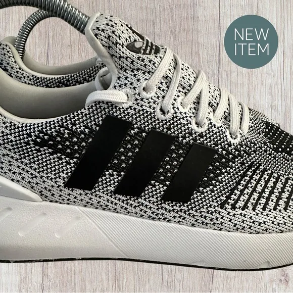 Men’s Adidas Swift Run 22 Gray Black Trainers Running Shoes, Size 8.