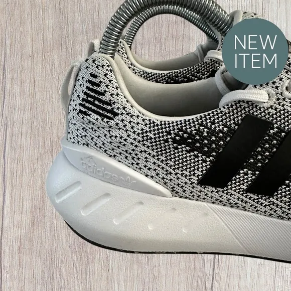 Men’s Adidas Swift Run 22 Gray Black Trainers Running Shoes, Size 8.