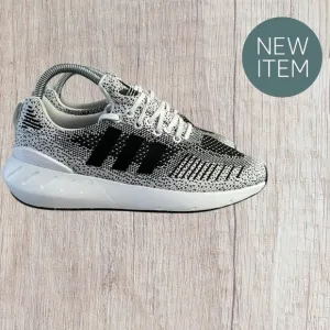 Men’s Adidas Swift Run 22 Gray Black Trainers Running Shoes, Size 8.