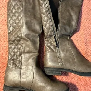 MIA Brown Over the Knee Boots with Quilted Texture SZ 8.5 Tall Block Heel Zipper