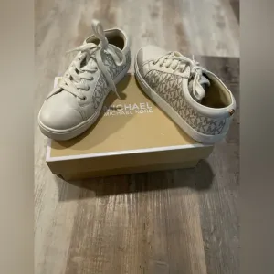 Michael Michael Kors girls shoes