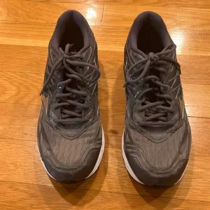 Mizuno wave 20 D Women’s 11.5 sneakers. MSRP 140 like new