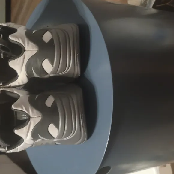 Moose Knuckles Black Sneakers Sleek Design