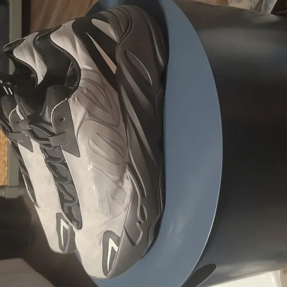 Moose Knuckles Black Sneakers Sleek Design