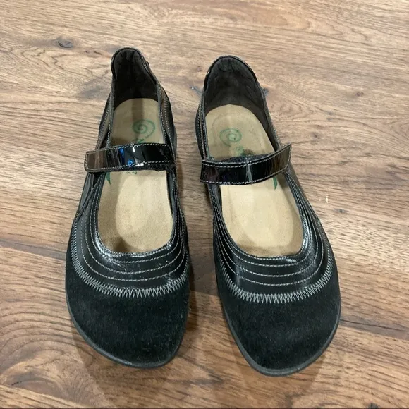 Naot sz 37 Kirei black suede maryjane flats GUC