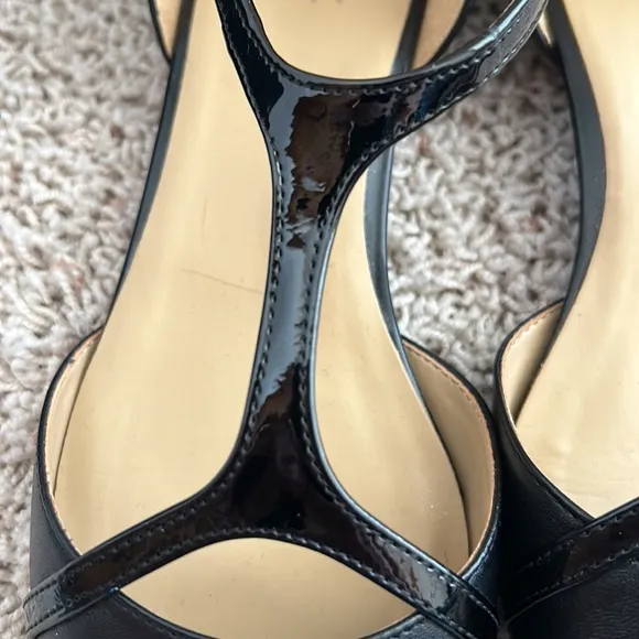 NATURALIZER⭐️Almost NEW🖤T-STRAP Pointed Black LEATHER FLATS. Worn ONCE 3 hours.