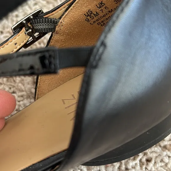 NATURALIZER⭐️Almost NEW🖤T-STRAP Pointed Black LEATHER FLATS. Worn ONCE 3 hours.