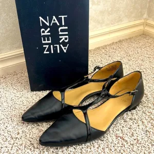 NATURALIZER⭐️Almost NEW🖤T-STRAP Pointed Black LEATHER FLATS. Worn ONCE 3 hours.