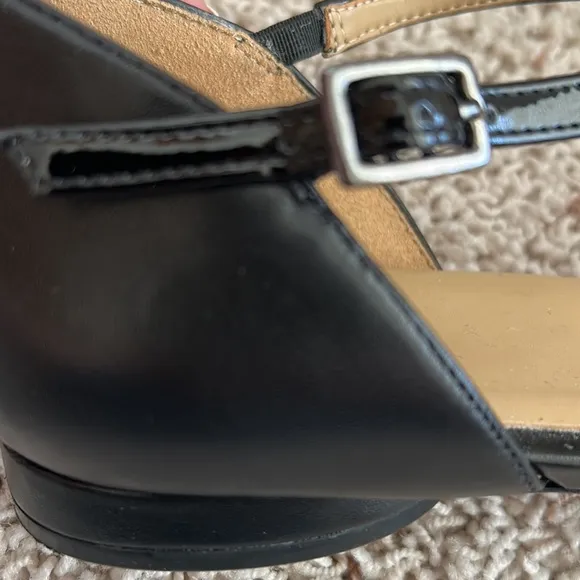 NATURALIZER⭐️Almost NEW🖤T-STRAP Pointed Black LEATHER FLATS. Worn ONCE 3 hours.