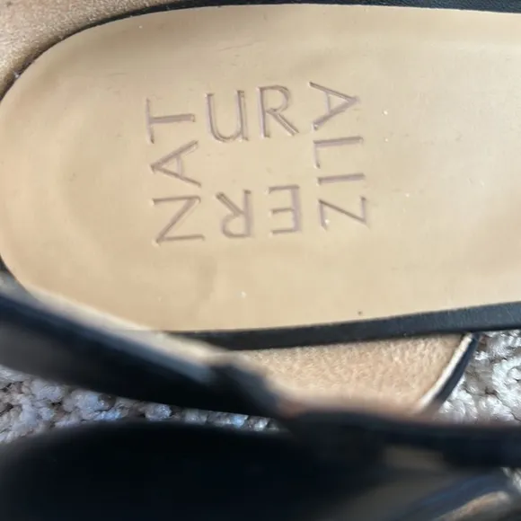 NATURALIZER⭐️Almost NEW🖤T-STRAP Pointed Black LEATHER FLATS. Worn ONCE 3 hours.