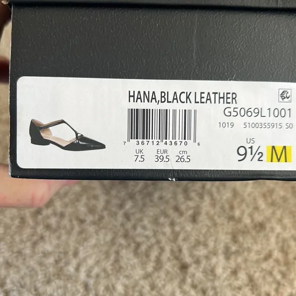 NATURALIZER⭐️Almost NEW🖤T-STRAP Pointed Black LEATHER FLATS. Worn ONCE 3 hours.