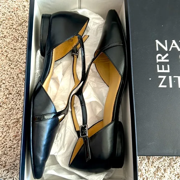 NATURALIZER⭐️Almost NEW🖤T-STRAP Pointed Black LEATHER FLATS. Worn ONCE 3 hours.