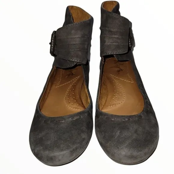 Naya Women's Fauna Ankle Strap Suede Flats Size 7