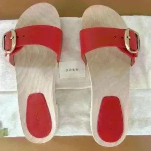 New DÔEN   Mercata Red Leather Strap Logo Buckle Clog Sandals Slides Size 36