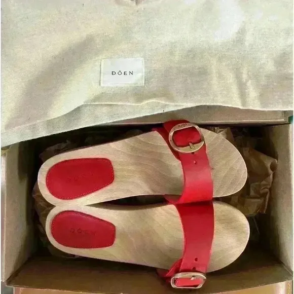 New DÔEN   Mercata Red Leather Strap Logo Buckle Clog Sandals Slides Size 36