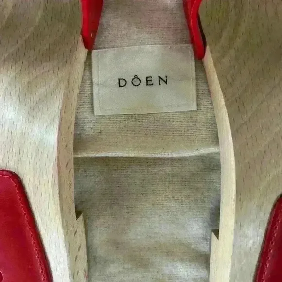 New DÔEN   Mercata Red Leather Strap Logo Buckle Clog Sandals Slides Size 36