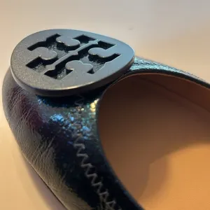 NEW IN BOX Tory Burch Minnie Travel Ballet Flats. Size 7.5 Metallic blue