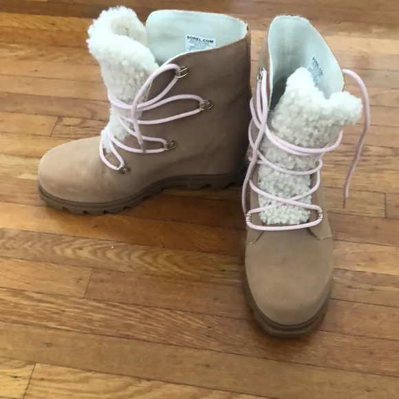 NEW SOREL WOMEN'S JOAN OF ARCTIC™ WEDGE III LACE COZY BOOTIE Size 9