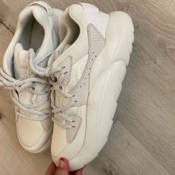 NEW- UGG- WHITE LA CLOUD LACE FASHION PLATFORM SNEAKERS, WOMEN Size 10