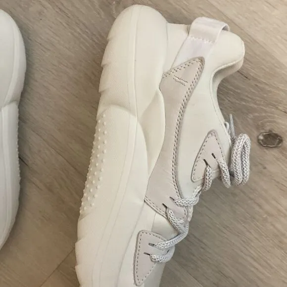 NEW- UGG- WHITE LA CLOUD LACE FASHION PLATFORM SNEAKERS, WOMEN Size 10