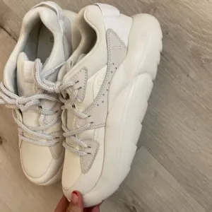 NEW- UGG- WHITE LA CLOUD LACE FASHION PLATFORM SNEAKERS, WOMEN Size 10