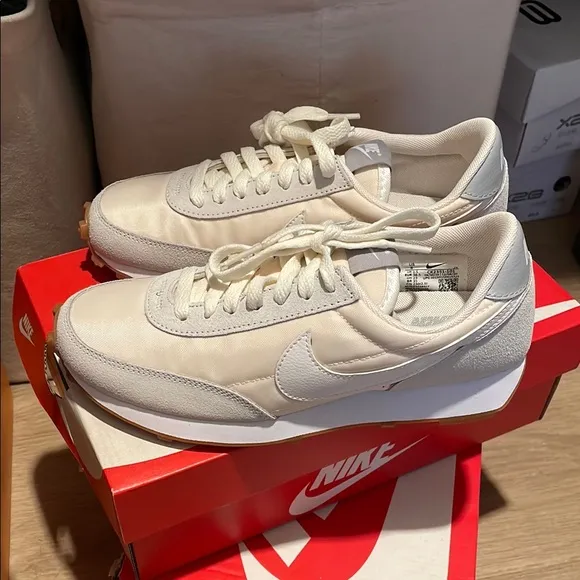 New , Women nike DBREAK size 6- 7.5 - 11 available