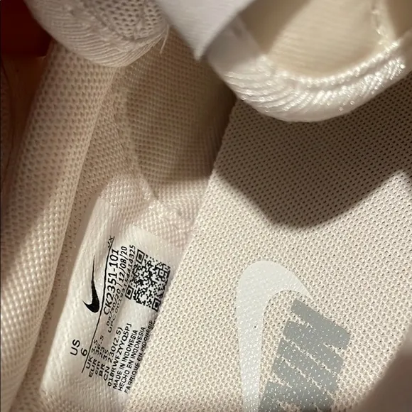 New , Women nike DBREAK size 6- 7.5 - 11 available