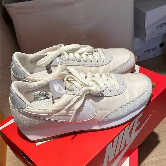 New , Women nike DBREAK size 6- 7.5 - 11 available