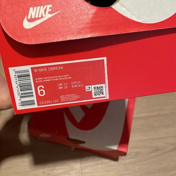 New , Women nike DBREAK size 6- 7.5 - 11 available