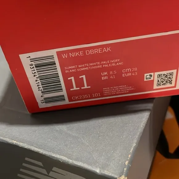 New , Women nike DBREAK size 6- 7.5 - 11 available