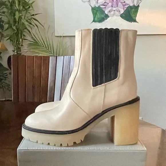 NIB Free People James Chelsea White Cream Black Leather Boots Size 7.5-8 /EU 38