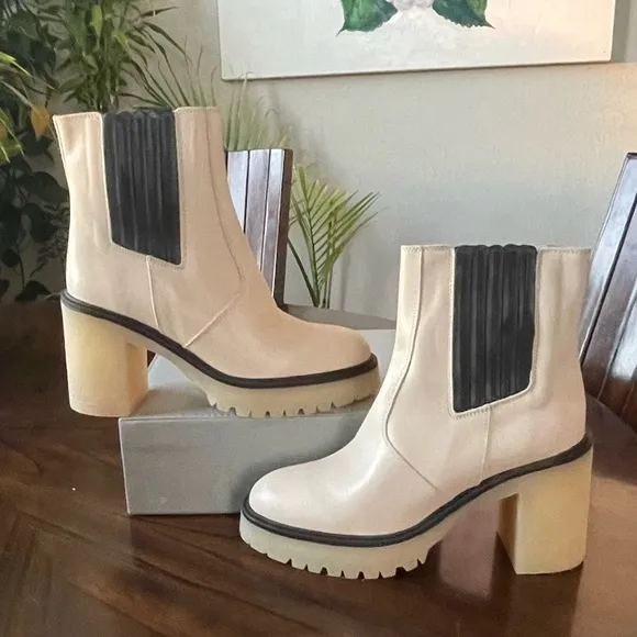 NIB Free People James Chelsea White Cream Black Leather Boots Size 7.5-8 /EU 38