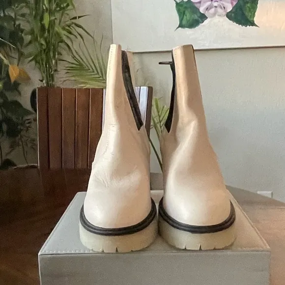 NIB Free People James Chelsea White Cream Black Leather Boots Size 7.5-8 /EU 38