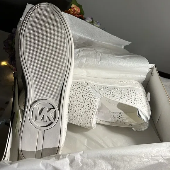 NIB Michael Kors Ophelia Women Perforated Slip On Floral Design Sneakers…