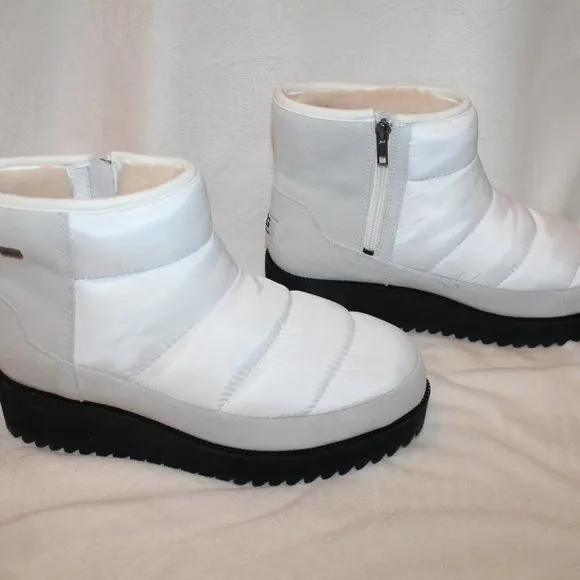 NIB UGG MINI‎ RIDGE PUFFER WATERPROOF QUILTED BOOTS WHITE