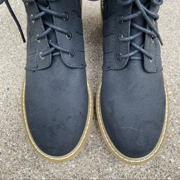 Nicole Miller Black Latte Quilted Boots Size 8.5