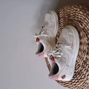 Nike Air Force 1 Womens Off White Canvas/Suede Fashion/Athleisure Sneakers S-6