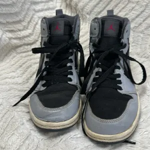 Nike Air Jordan Retro  high top Gary and Black basketball sneakers, US Y3