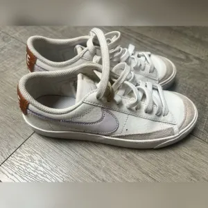 Nike Blazer Low 77 White BarelyGrape Sneakers KIDS Size 4