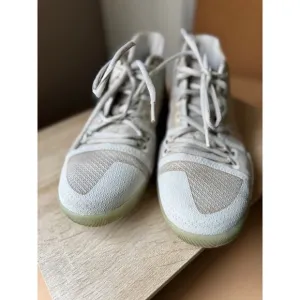 Nike Kyrie Basketball Sneakers – Size 5.5Y Youth – Gray/White
