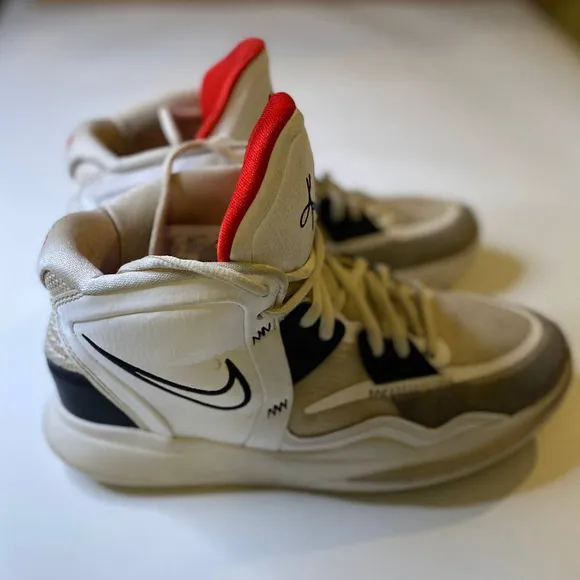 Nike Kyrie Irving 8‎ Infinity High-Top Sneakers Youth Size 6 DD0334-101