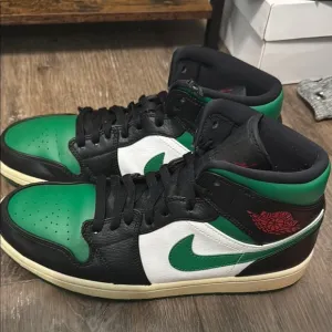 Nike Men's Green and Black Sneakers